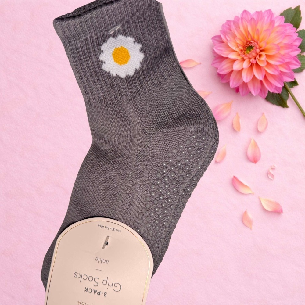 3 Pack Grip Socks Pilates Barre Ankle Socks 🩰 🤍 ✨ 🌸